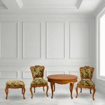 diófa kerek intarziás kis asztal, cseresznye puff + 2db cseresznye háttámlás szék újrakárpitozott ülőfelülettel